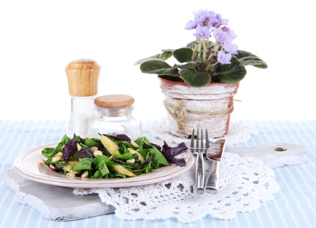 Deser na talerzu z ziołami